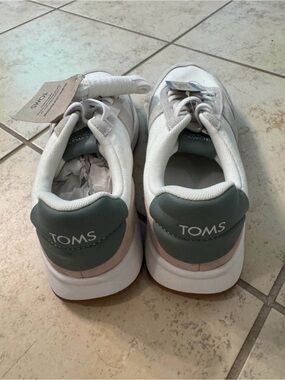 TOMS Women's White and Light Gray Casual Sneakers